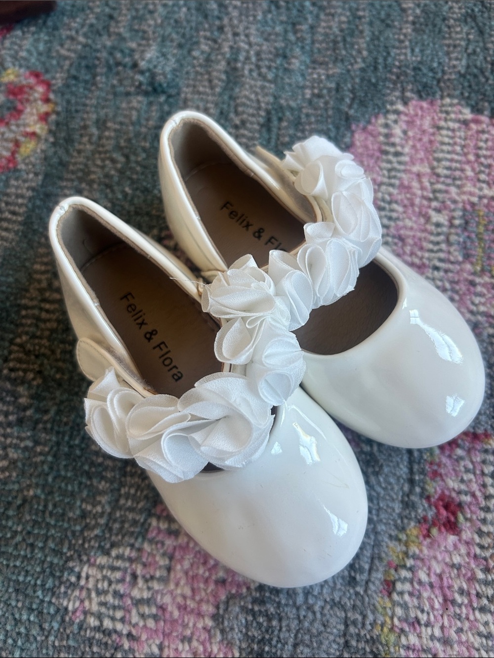 Girls' White Patent Flower Mary Jane Shoes floral detail